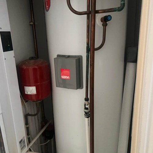 Unvented cylinder installation with expansion vessel and controls
